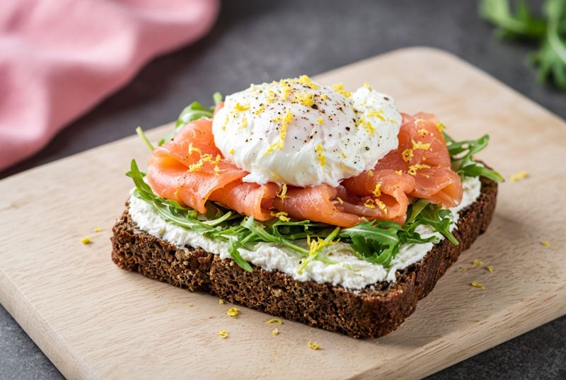Desayuno: tosta Queso crema, salmón y huevo